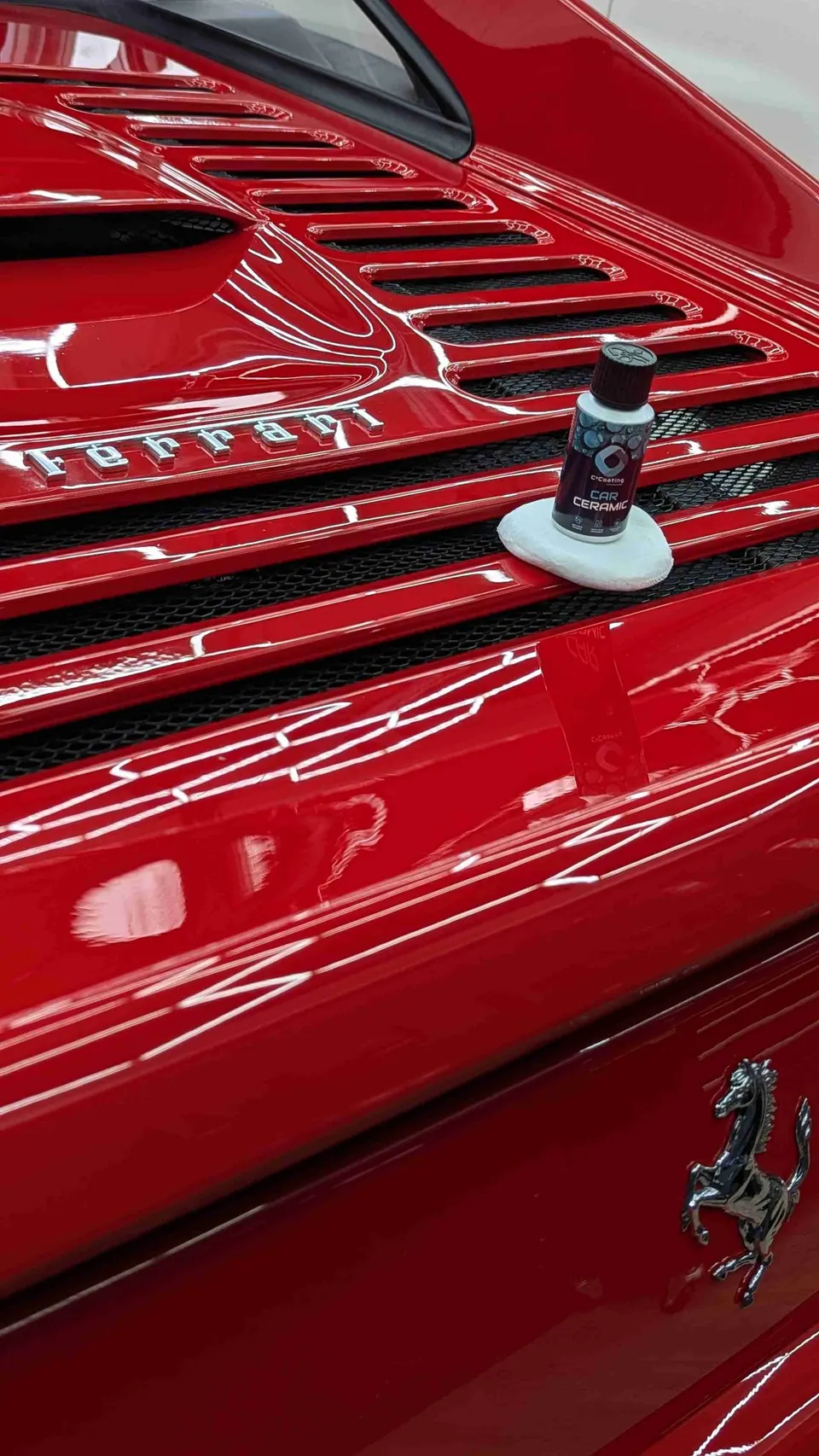 C² Coating Produkt auf rotem Ferrari mit glänzendem Lack
