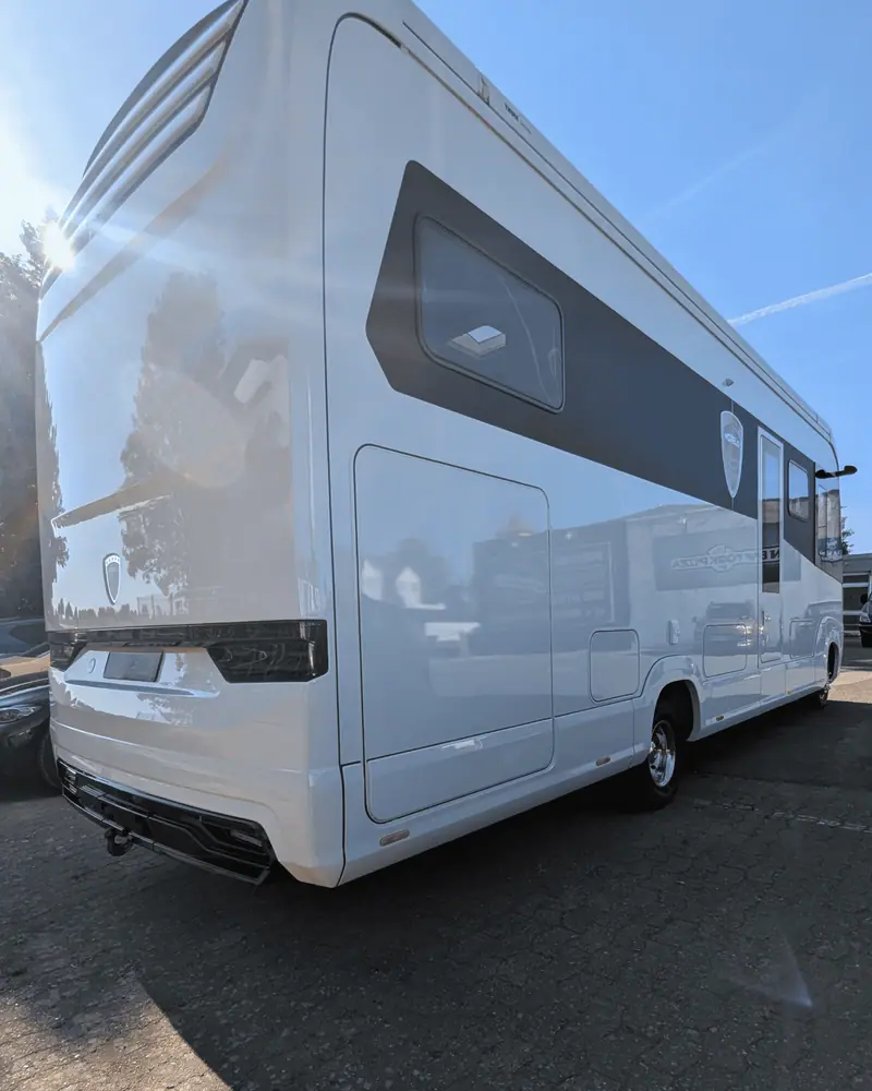 Weißes Wohnmobil von der Seite