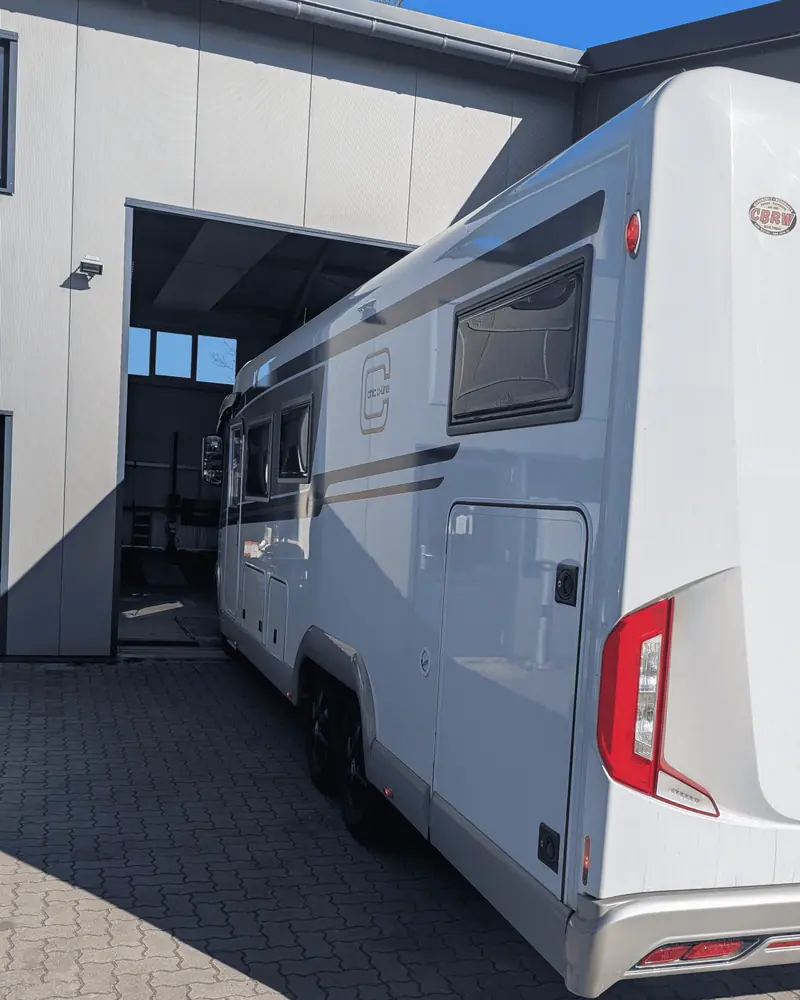 Weißes Wohnmobil von hinten