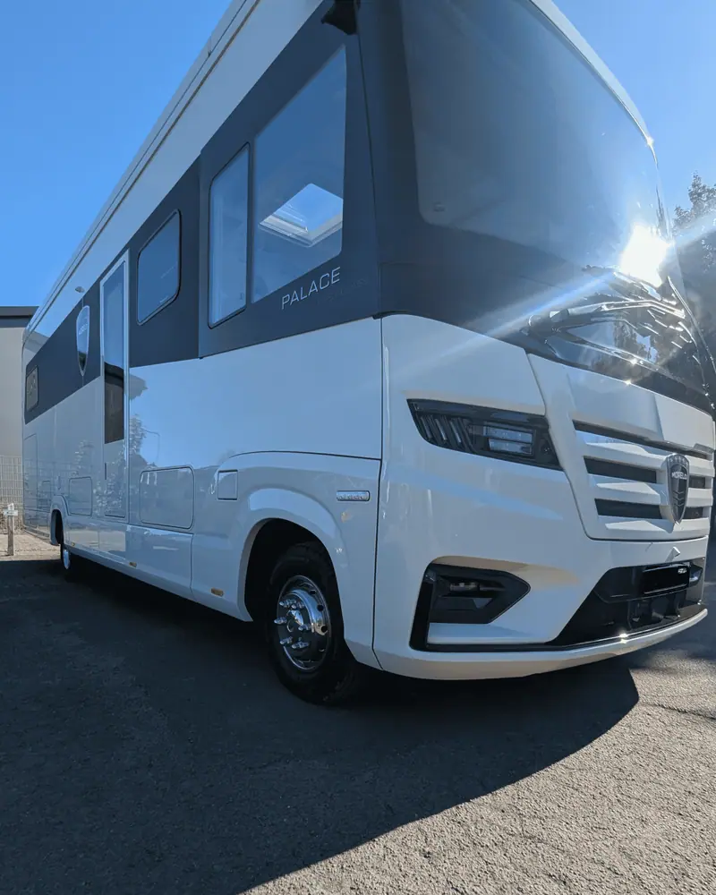 Weißes Wohnmobil von vorne